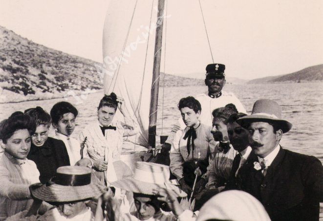 Η ακμή και η παρακμή των παραδοσιακών βαρκάρηδων (λεμβούχων) του Πειραιώς