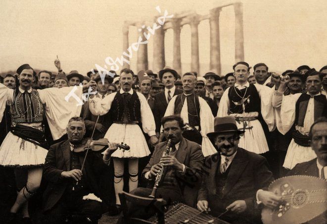 «Μασκαράδες και πολίται / στις Κολώνες να βρεθείτε»