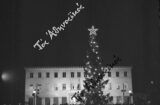 Το πρώτο Χριστουγεννιάτικο δέντρο σε πλατείες των Αθηνών και του Πειραιώς