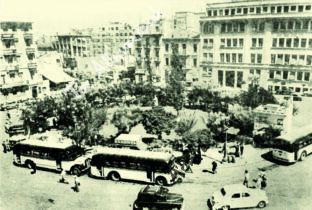 Οι αφετηρίες των  λεωφορείων στην πλατεία Κάνιγγος τη δεκαετία 1950