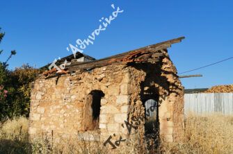 Ο εμβληματικός ερειπωμένος «Φόρος» στο Μορτερό της Νέας Ερυθραίας